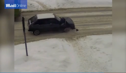 Bị ô tô húc bay lên trên không, cậu bé thoát chết thần kỳ